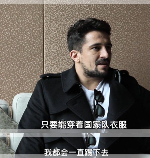 她则笑着摇头：我的这份高兴，说出来，你却不一定笑得出来。